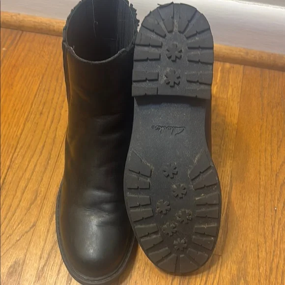 Stylish Black Leather Ankle Boots - Picture 3 of 3